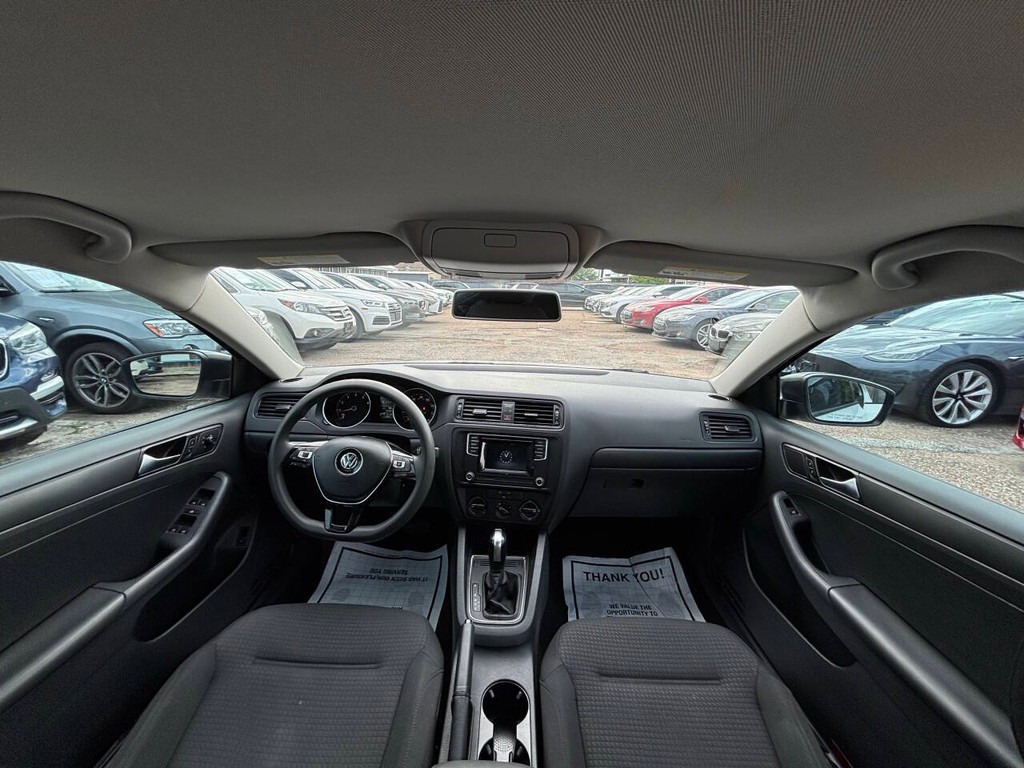 Volkswagen Jetta Sedan Vehicle Full-screen Gallery Image 16