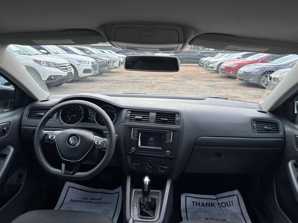 Volkswagen Jetta Sedan Vehicle Full-screen Gallery Image 17