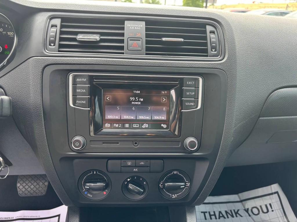 Volkswagen Jetta Sedan Vehicle Full-screen Gallery Image 18