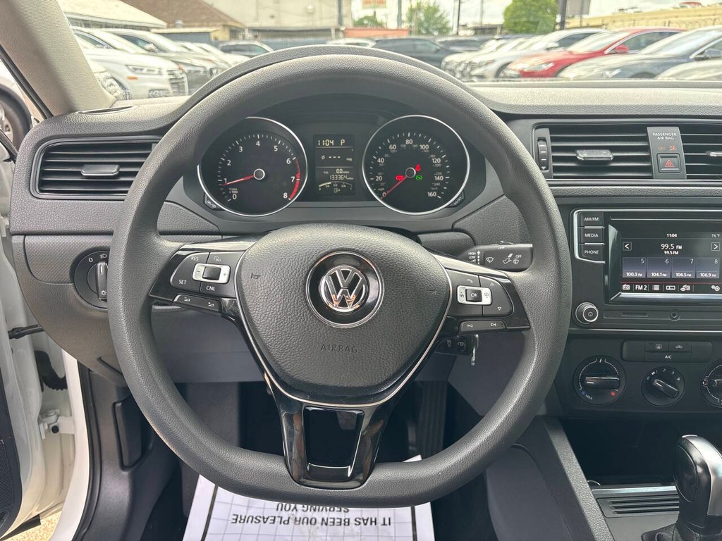 Volkswagen Jetta Sedan Vehicle Full-screen Gallery Image 20
