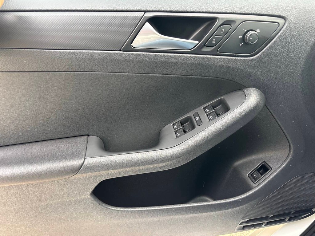 Volkswagen Jetta Sedan Vehicle Full-screen Gallery Image 25