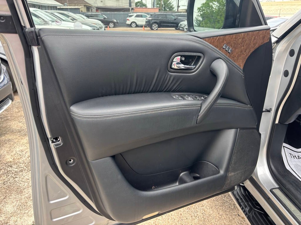 INFINITI QX80 Vehicle Full-screen Gallery Image 09
