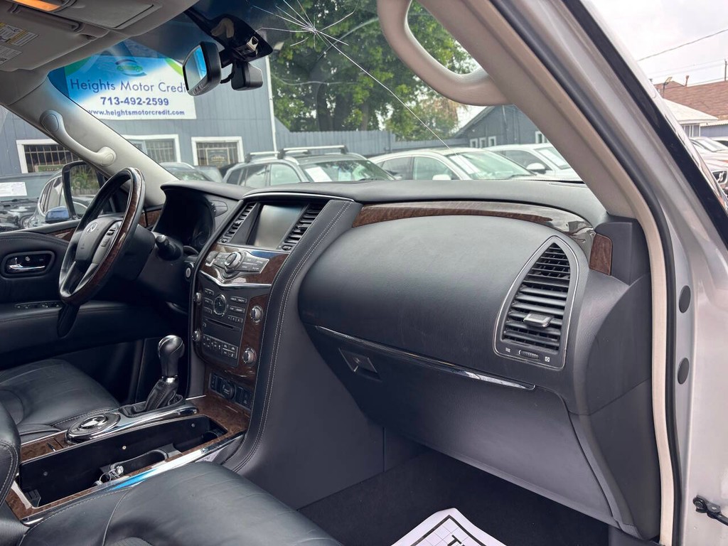 INFINITI QX80 Vehicle Full-screen Gallery Image 10