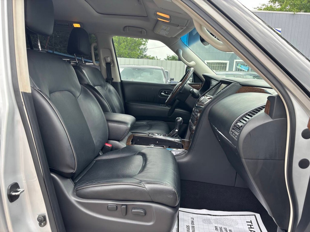 INFINITI QX80 Vehicle Full-screen Gallery Image 11