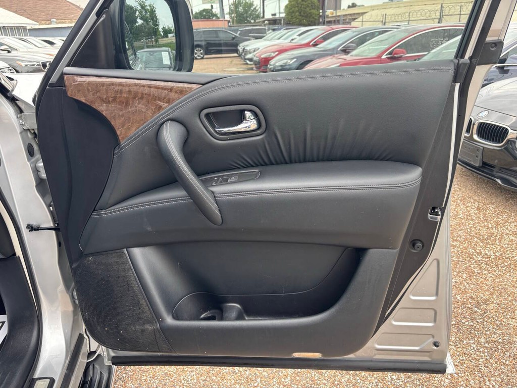 INFINITI QX80 Vehicle Full-screen Gallery Image 12