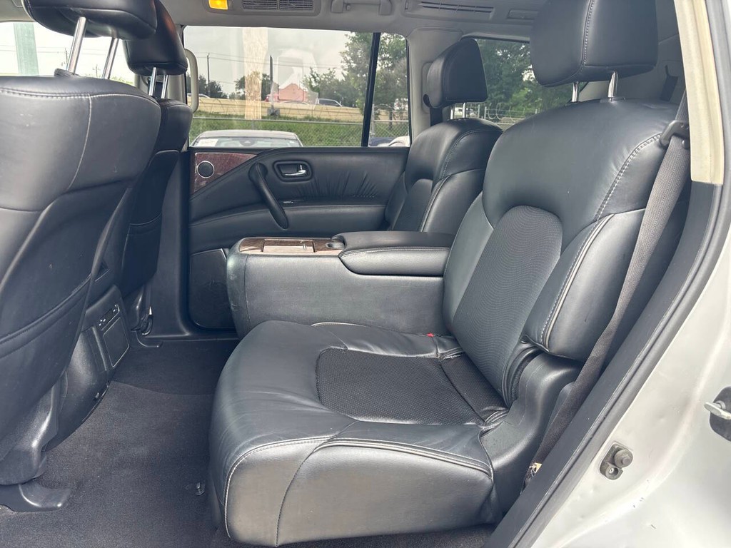 INFINITI QX80 Vehicle Full-screen Gallery Image 13