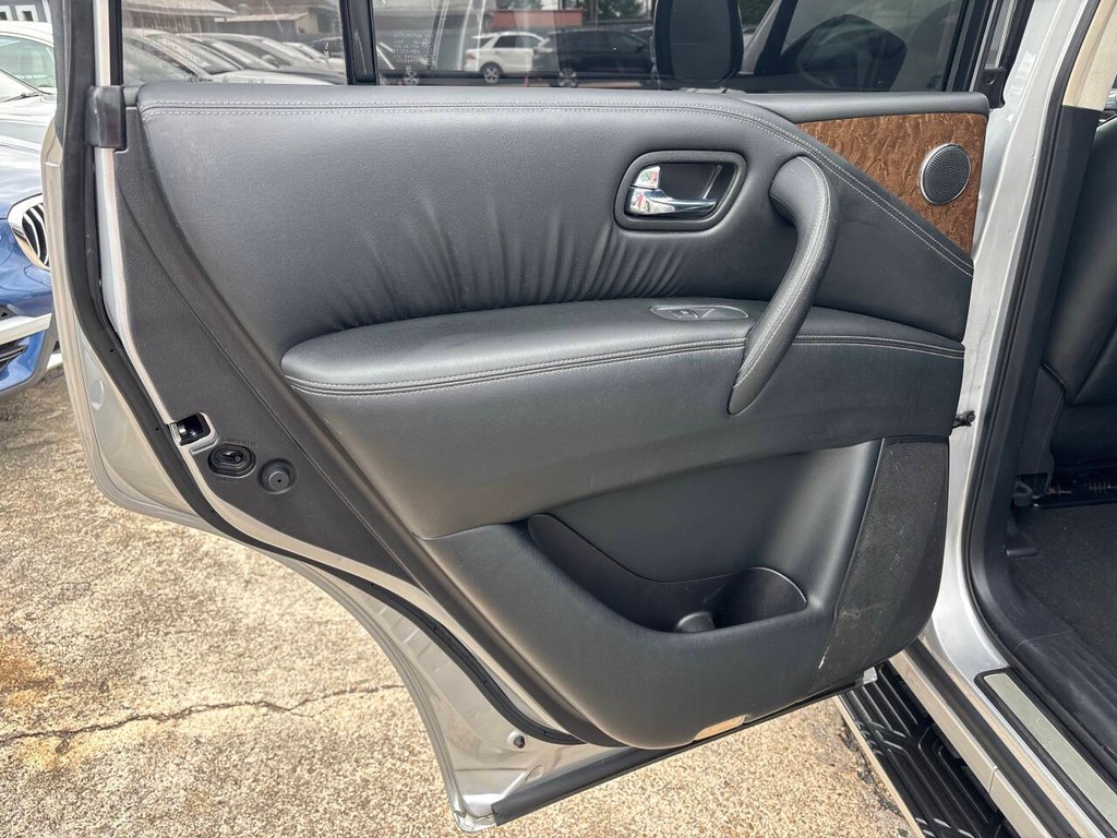 INFINITI QX80 Vehicle Full-screen Gallery Image 14