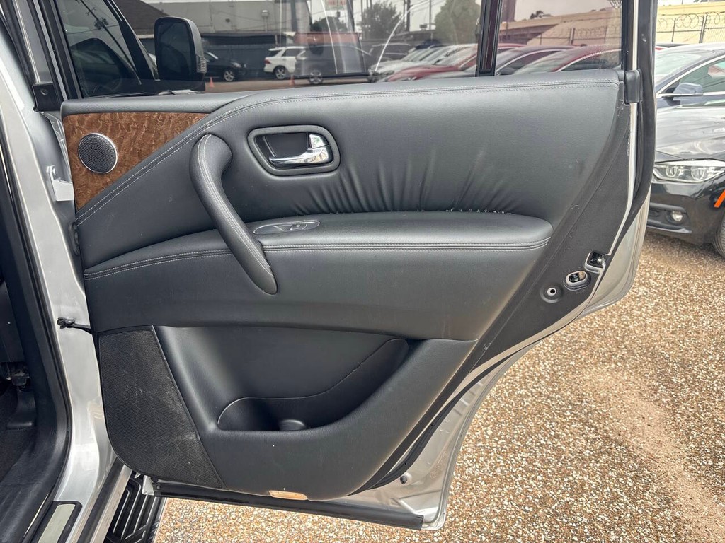 INFINITI QX80 Vehicle Full-screen Gallery Image 16
