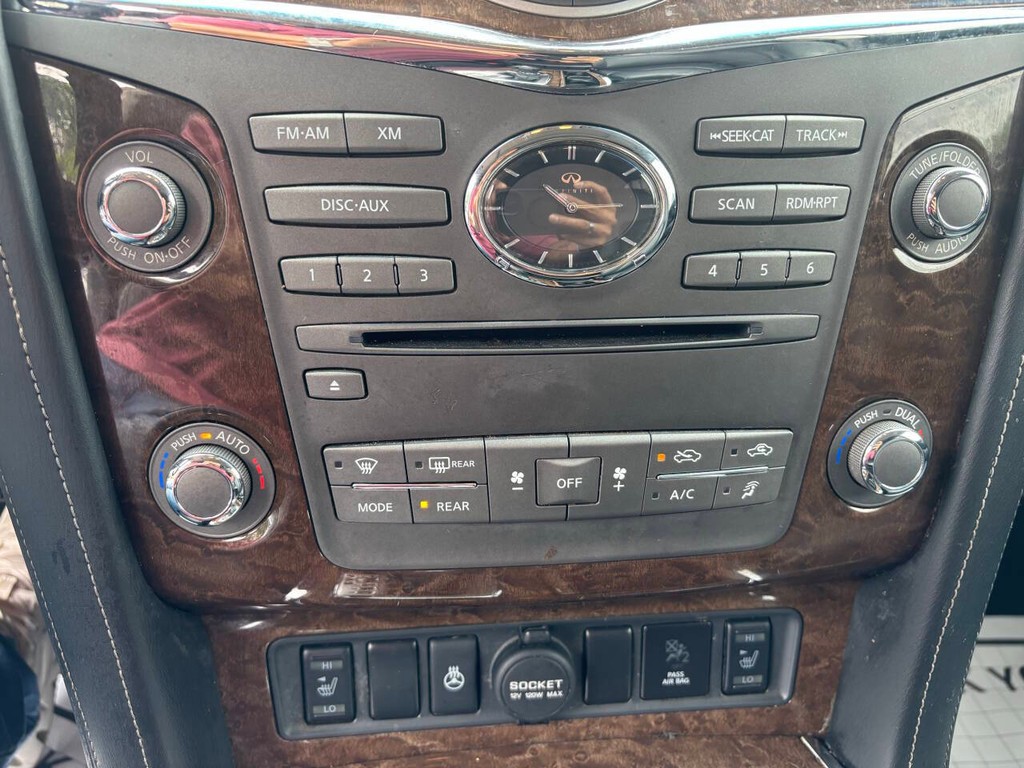 INFINITI QX80 Vehicle Full-screen Gallery Image 24