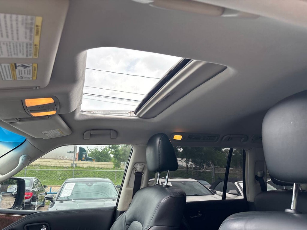 INFINITI QX80 Vehicle Full-screen Gallery Image 30