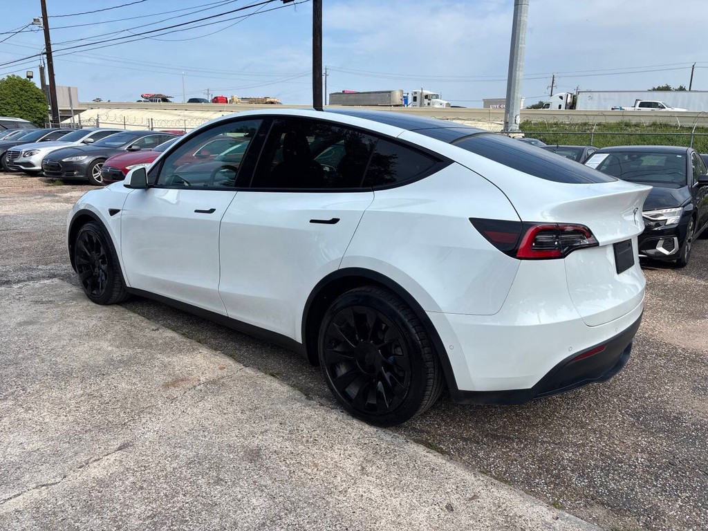 Tesla Model Y Vehicle Full-screen Gallery Image 05