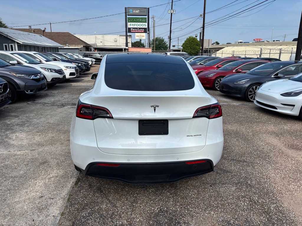 Tesla Model Y Vehicle Full-screen Gallery Image 06