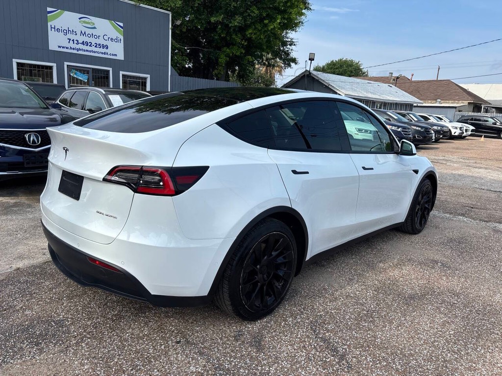Tesla Model Y Vehicle Full-screen Gallery Image 07