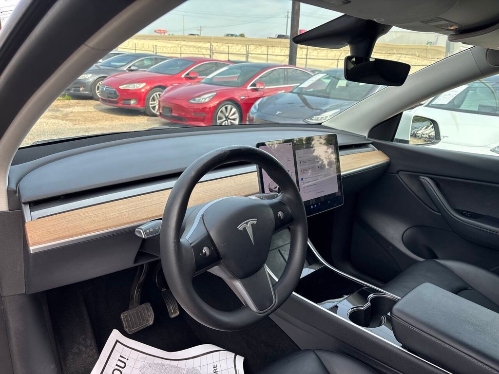 Tesla Model Y Vehicle Full-screen Gallery Image 08
