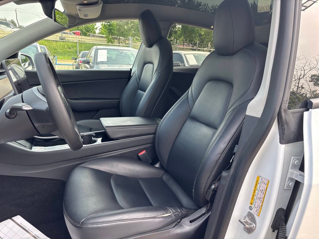 Tesla Model Y Vehicle Full-screen Gallery Image 09