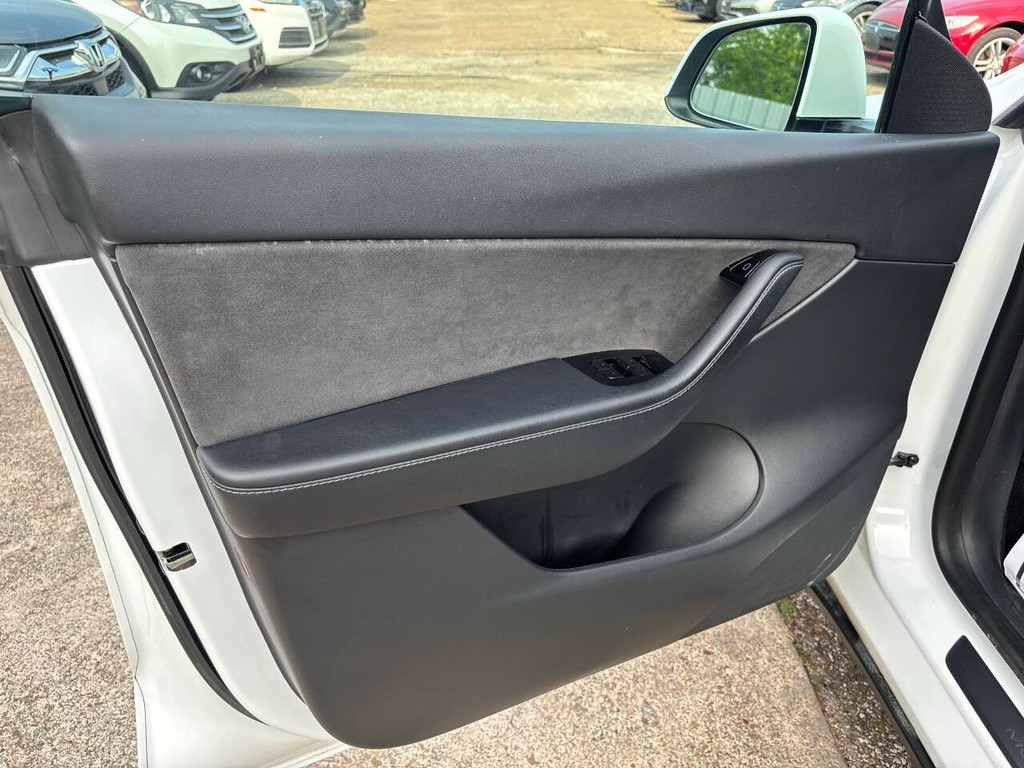 Tesla Model Y Vehicle Full-screen Gallery Image 10