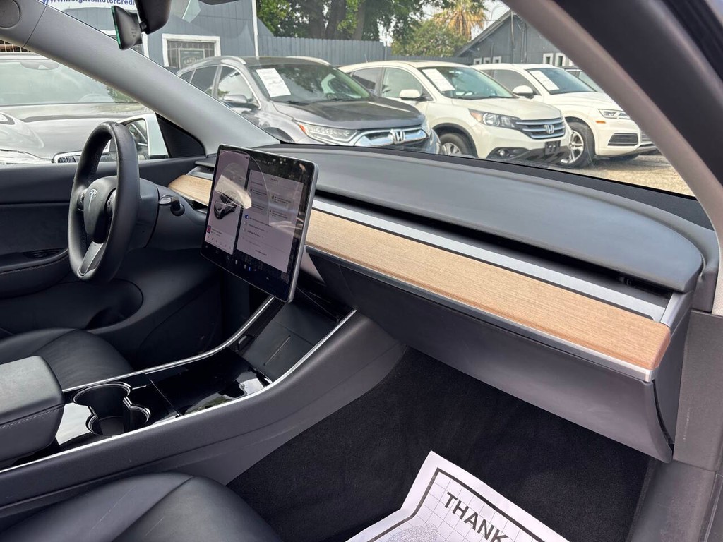 Tesla Model Y Vehicle Full-screen Gallery Image 11