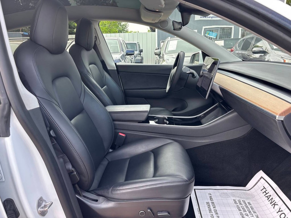 Tesla Model Y Vehicle Full-screen Gallery Image 12