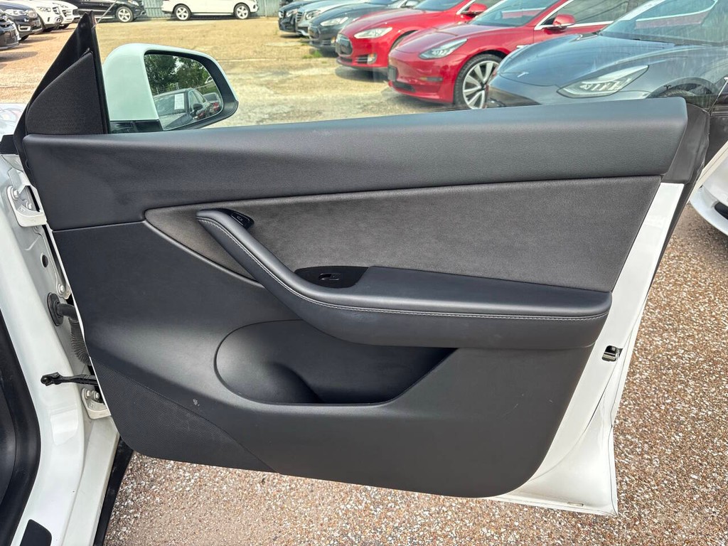 Tesla Model Y Vehicle Full-screen Gallery Image 13