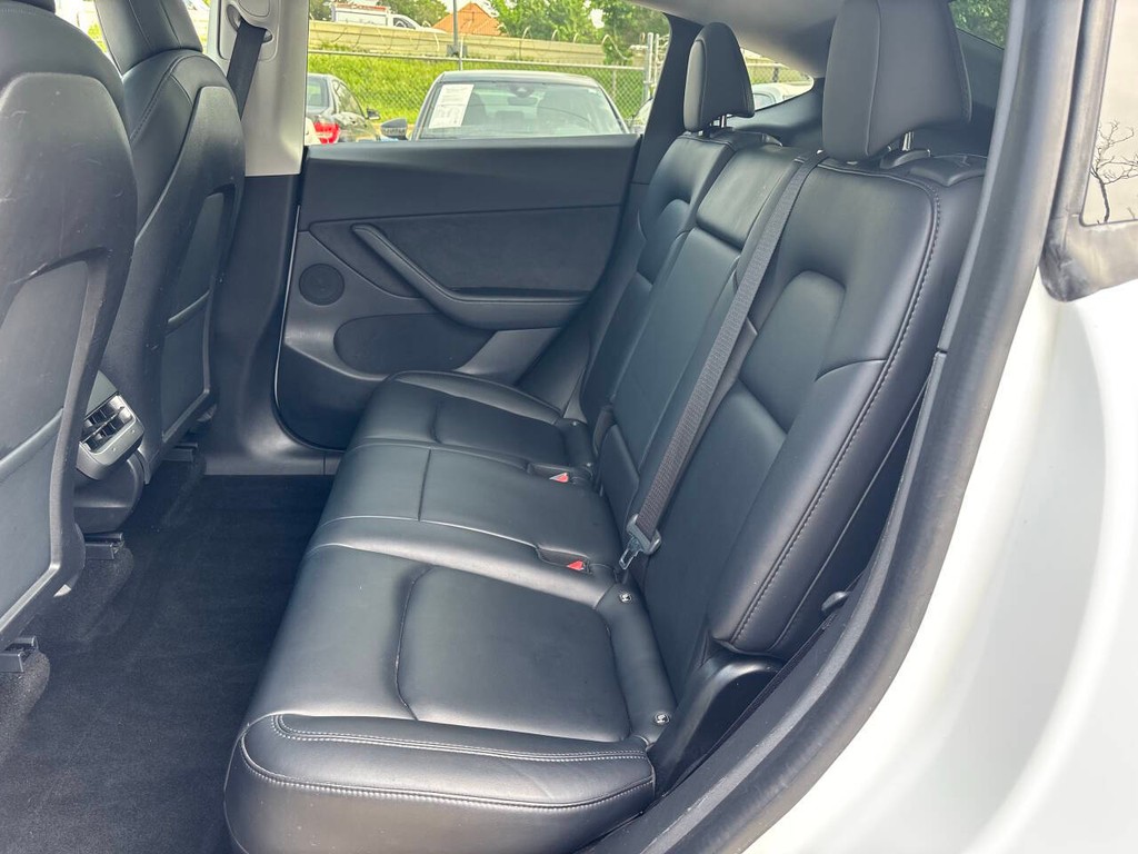 Tesla Model Y Vehicle Full-screen Gallery Image 14