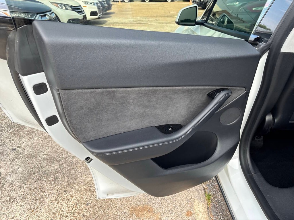 Tesla Model Y Vehicle Full-screen Gallery Image 15
