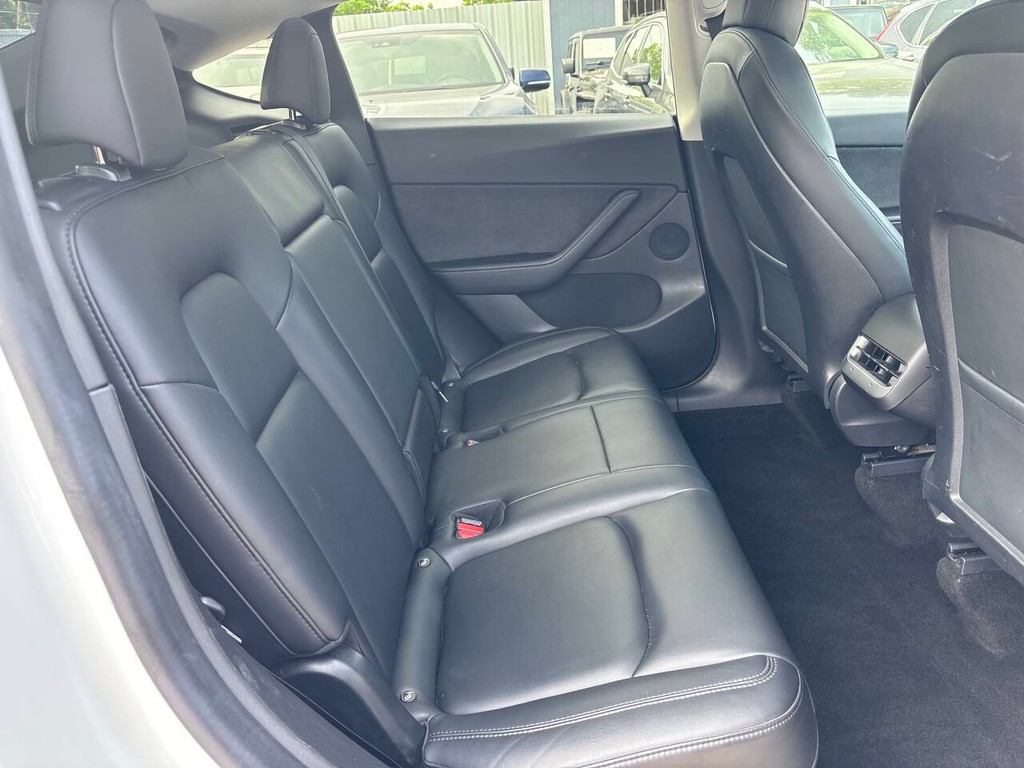 Tesla Model Y Vehicle Full-screen Gallery Image 16