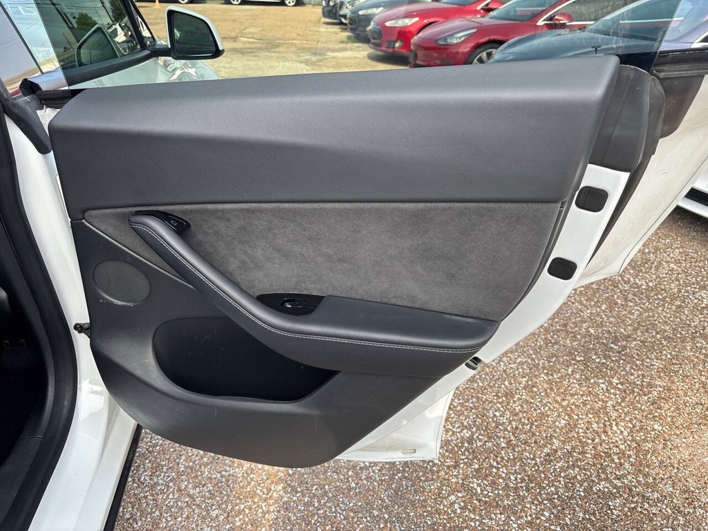 Tesla Model Y Vehicle Full-screen Gallery Image 17