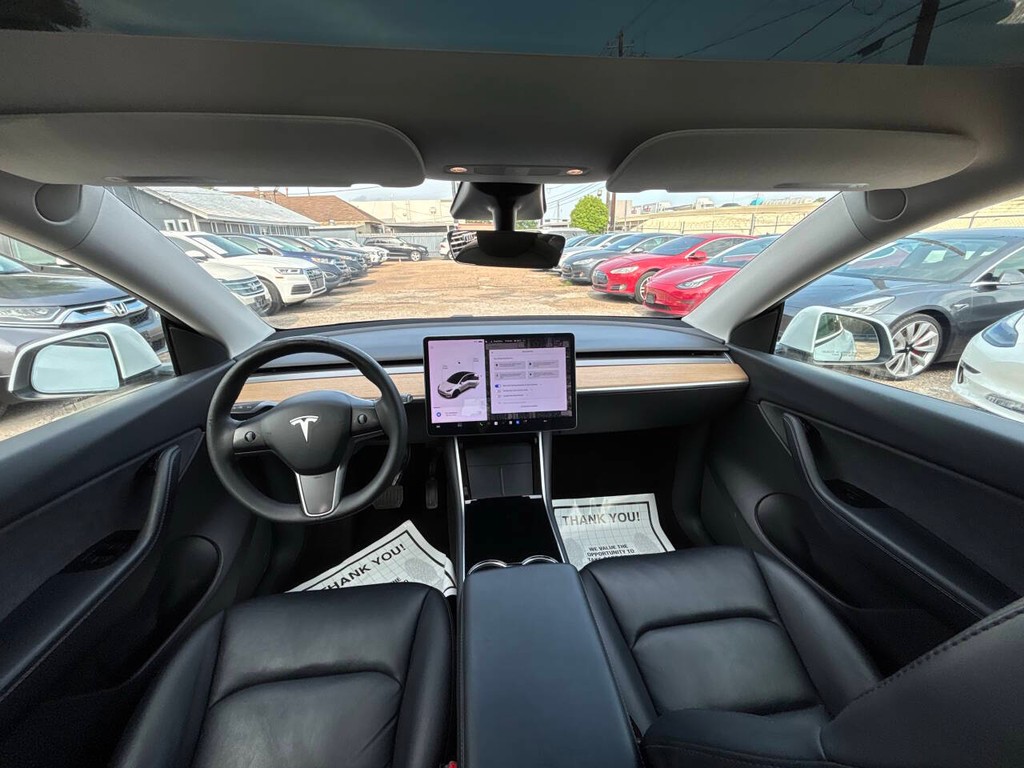 Tesla Model Y Vehicle Full-screen Gallery Image 18