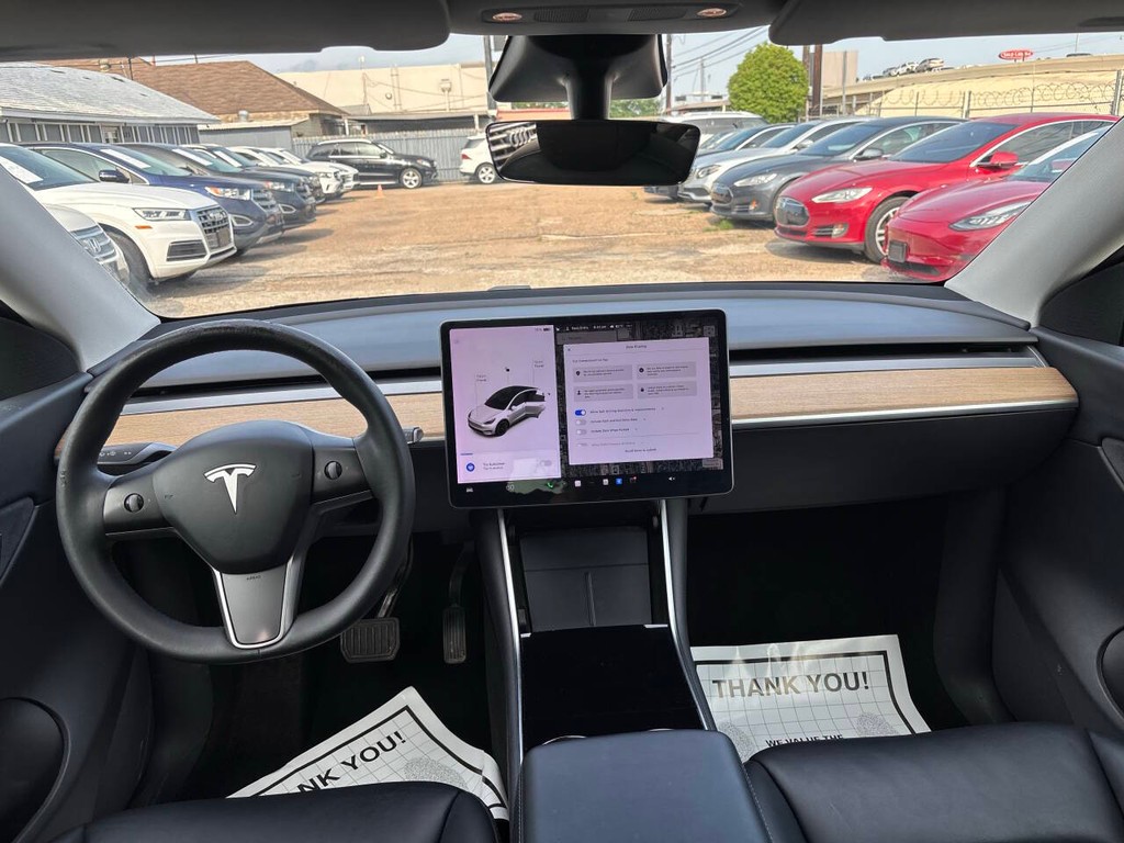 Tesla Model Y Vehicle Full-screen Gallery Image 19