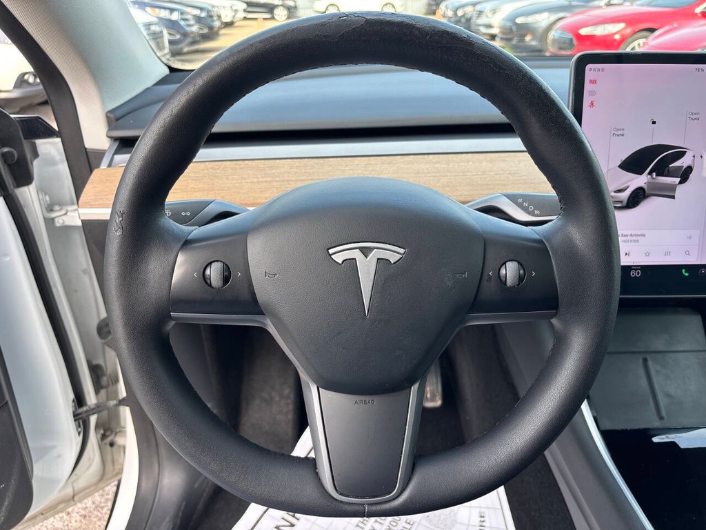 Tesla Model Y Vehicle Full-screen Gallery Image 24