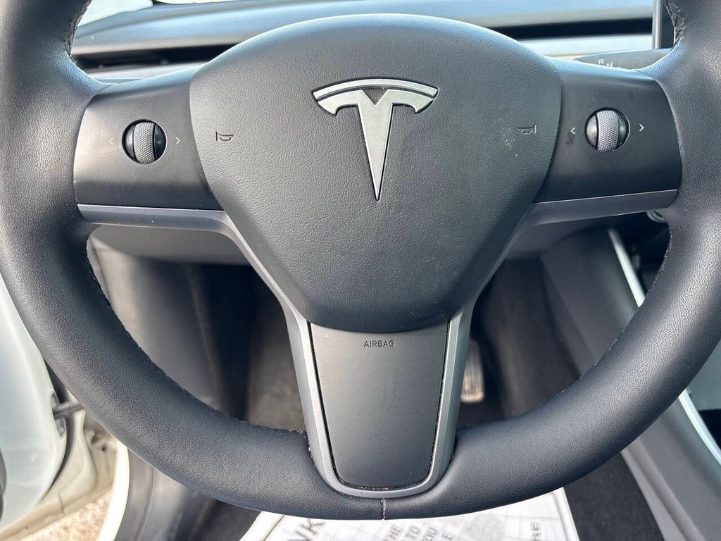 Tesla Model Y Vehicle Full-screen Gallery Image 25