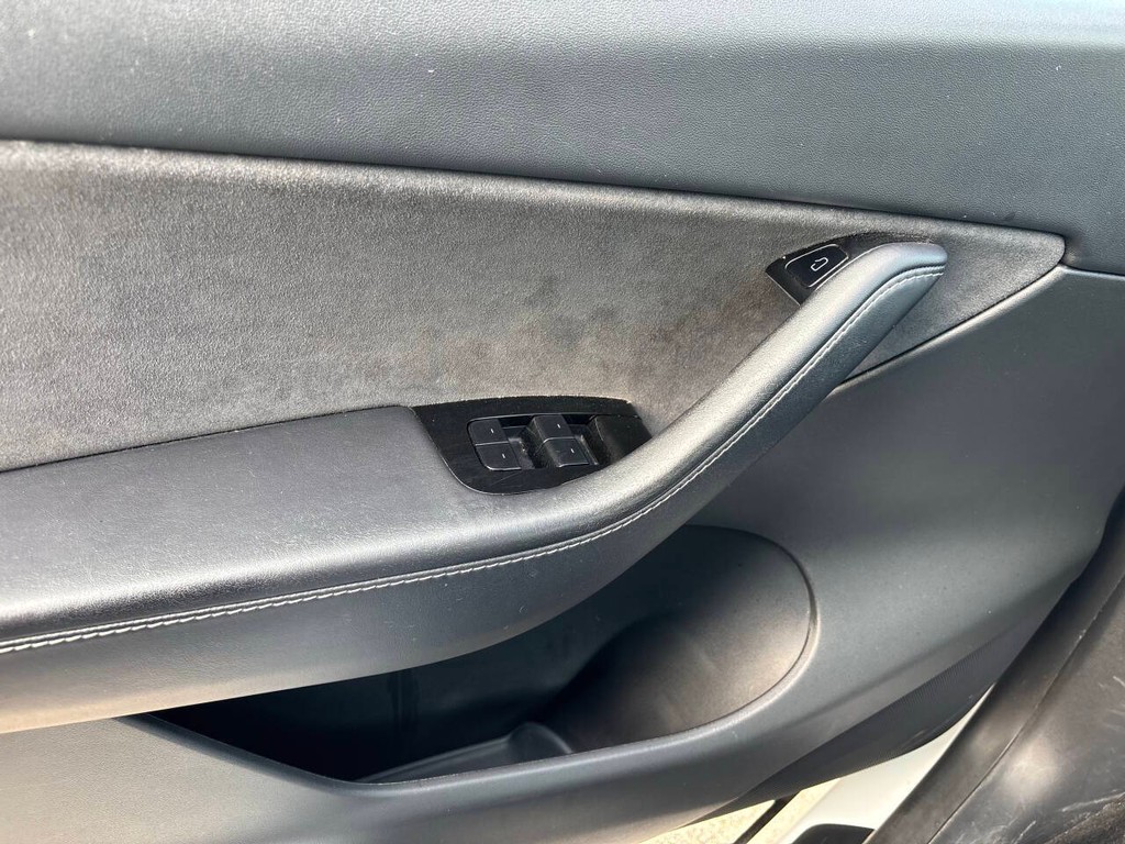 Tesla Model Y Vehicle Full-screen Gallery Image 26