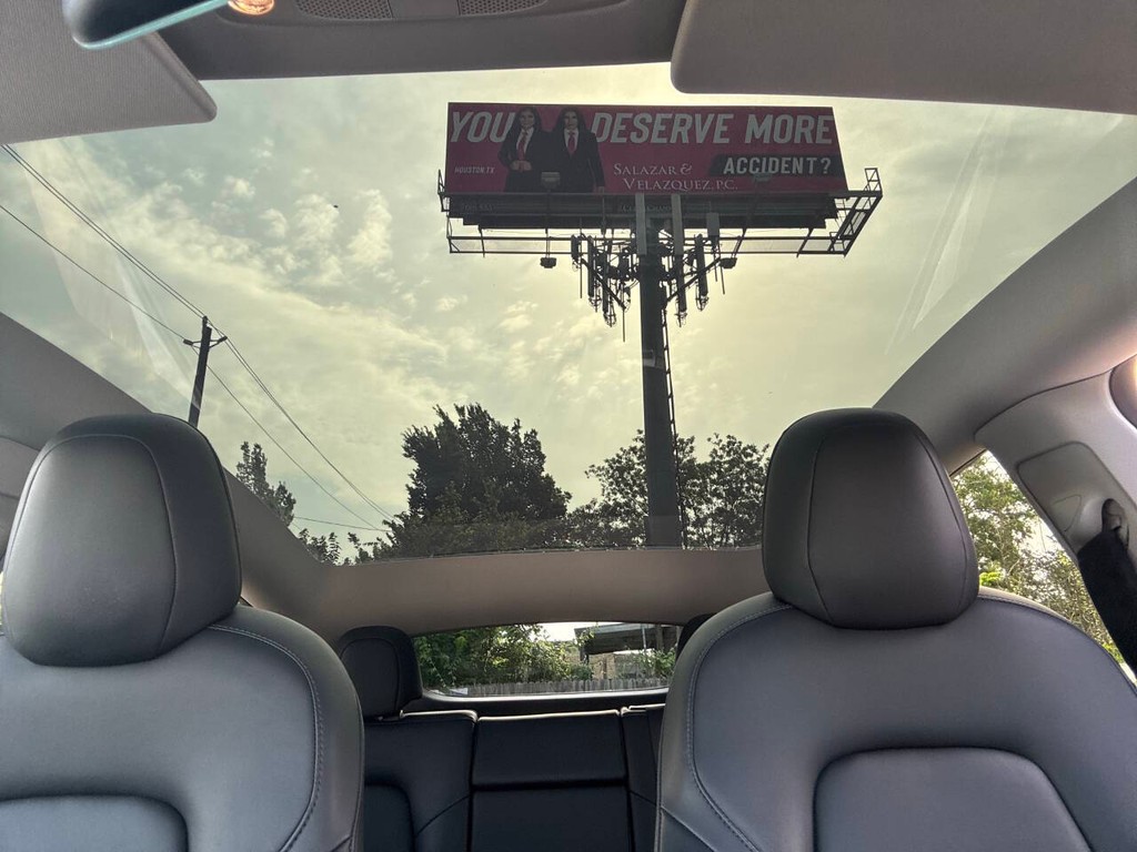 Tesla Model Y Vehicle Full-screen Gallery Image 27