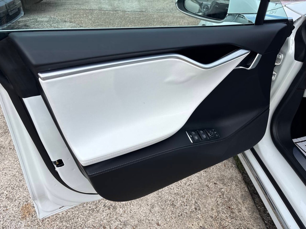 Tesla Model S Vehicle Full-screen Gallery Image 10