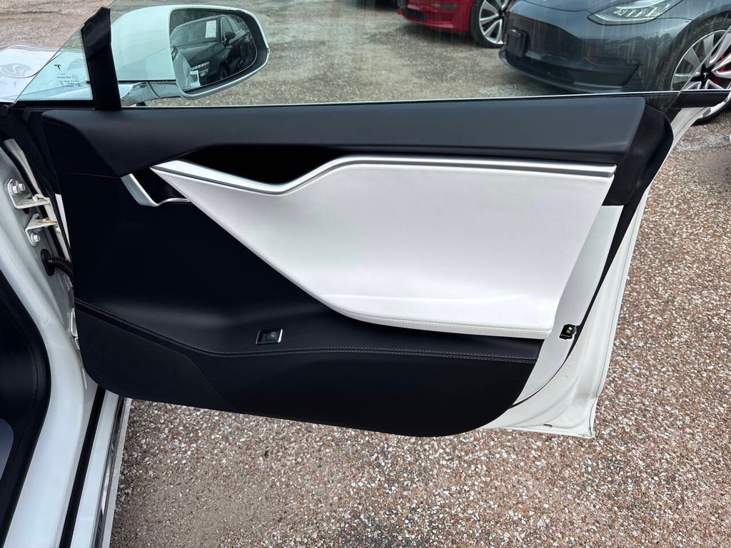 Tesla Model S Vehicle Full-screen Gallery Image 13