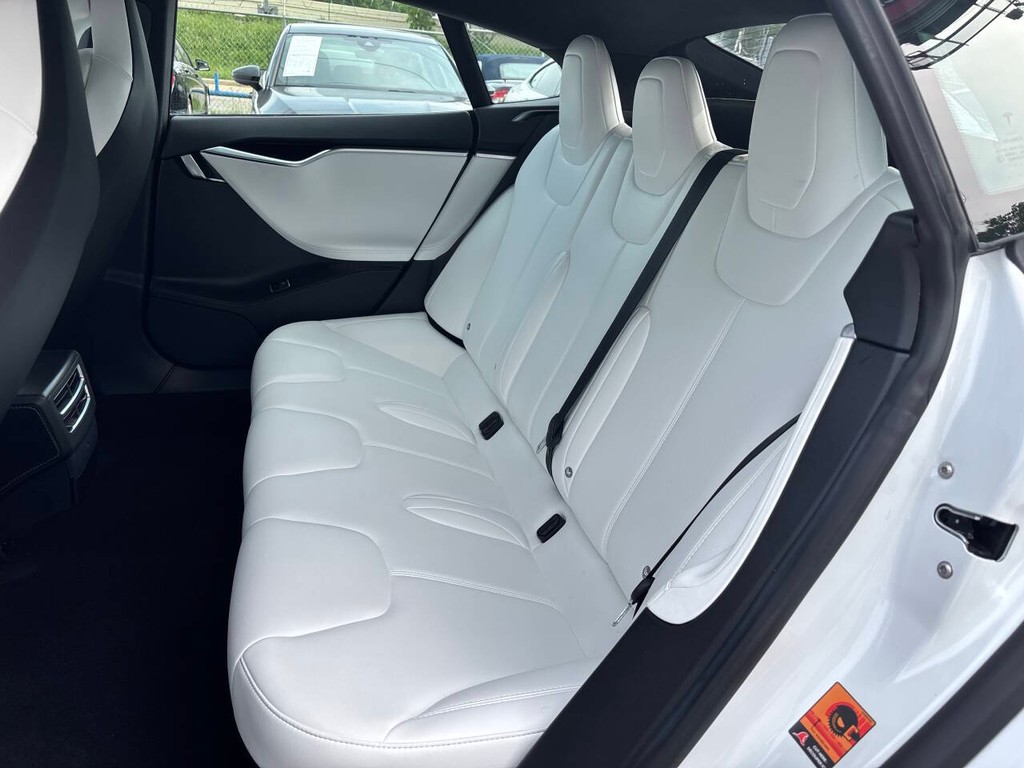 Tesla Model S Vehicle Full-screen Gallery Image 14