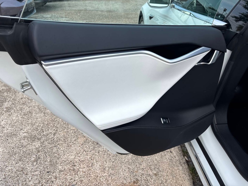Tesla Model S Vehicle Full-screen Gallery Image 15