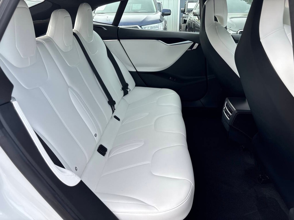 Tesla Model S Vehicle Full-screen Gallery Image 16
