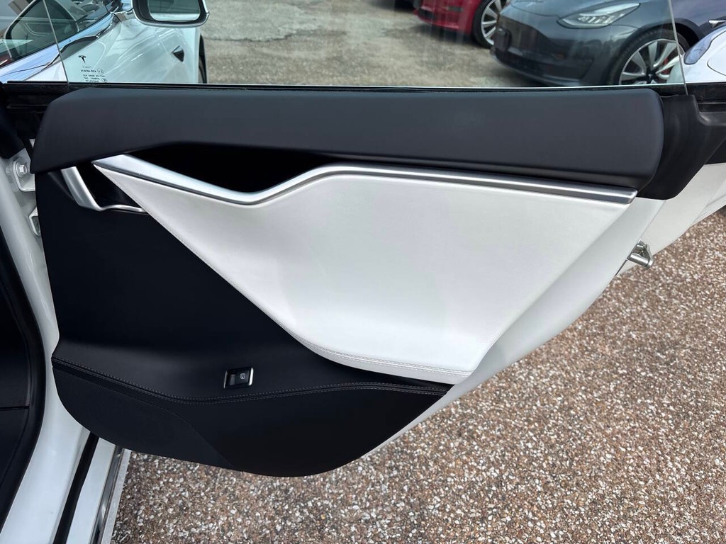 Tesla Model S Vehicle Full-screen Gallery Image 17