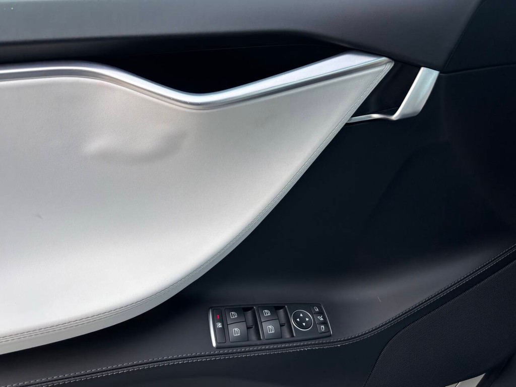 Tesla Model S Vehicle Full-screen Gallery Image 26