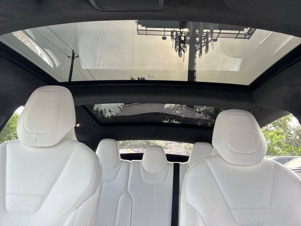 Tesla Model S Vehicle Full-screen Gallery Image 27