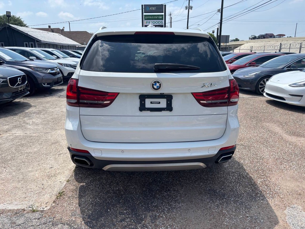 BMW X5 Vehicle Full-screen Gallery Image 05