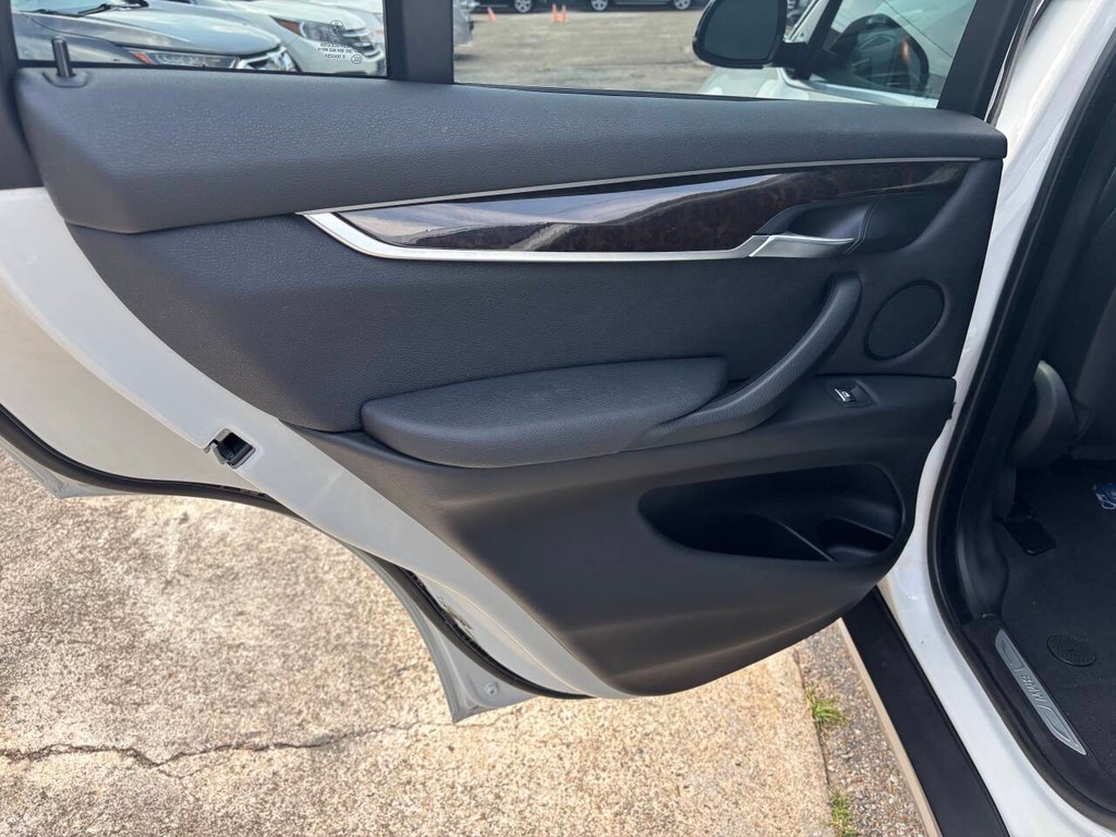 BMW X5 Vehicle Full-screen Gallery Image 14
