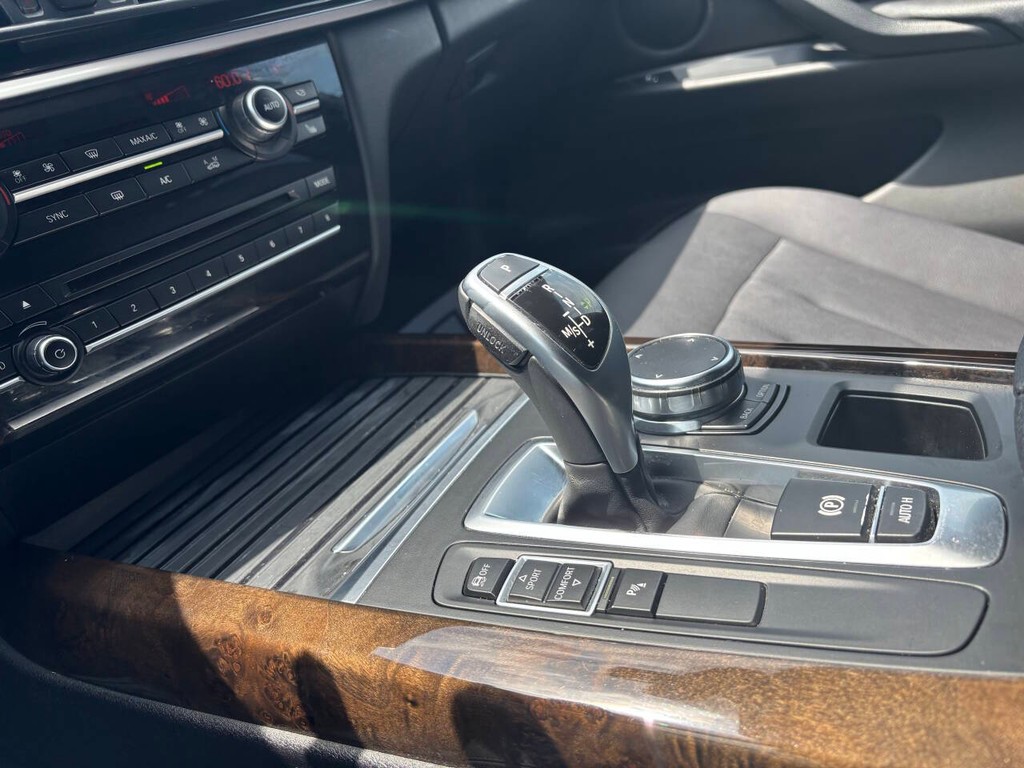 BMW X5 Vehicle Full-screen Gallery Image 23