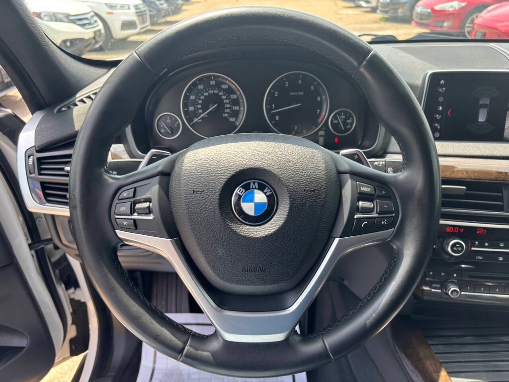 BMW X5 Vehicle Full-screen Gallery Image 24