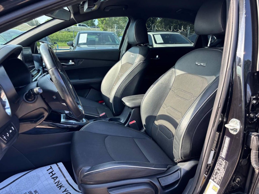 Kia Forte Vehicle Full-screen Gallery Image 09
