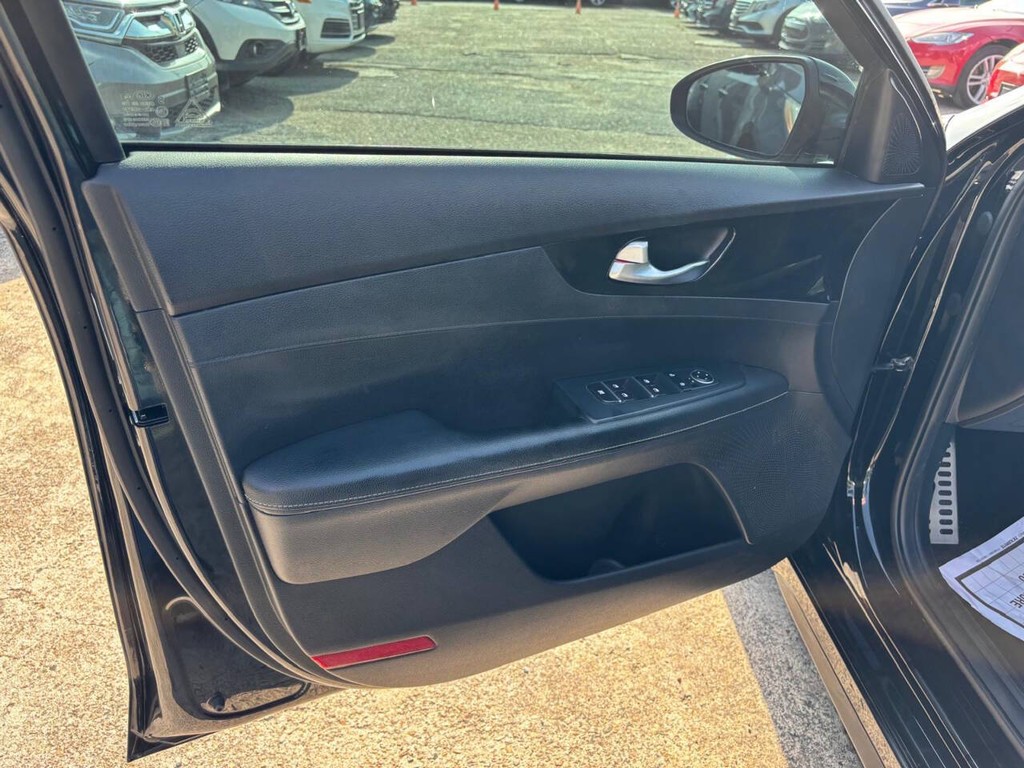 Kia Forte Vehicle Full-screen Gallery Image 11