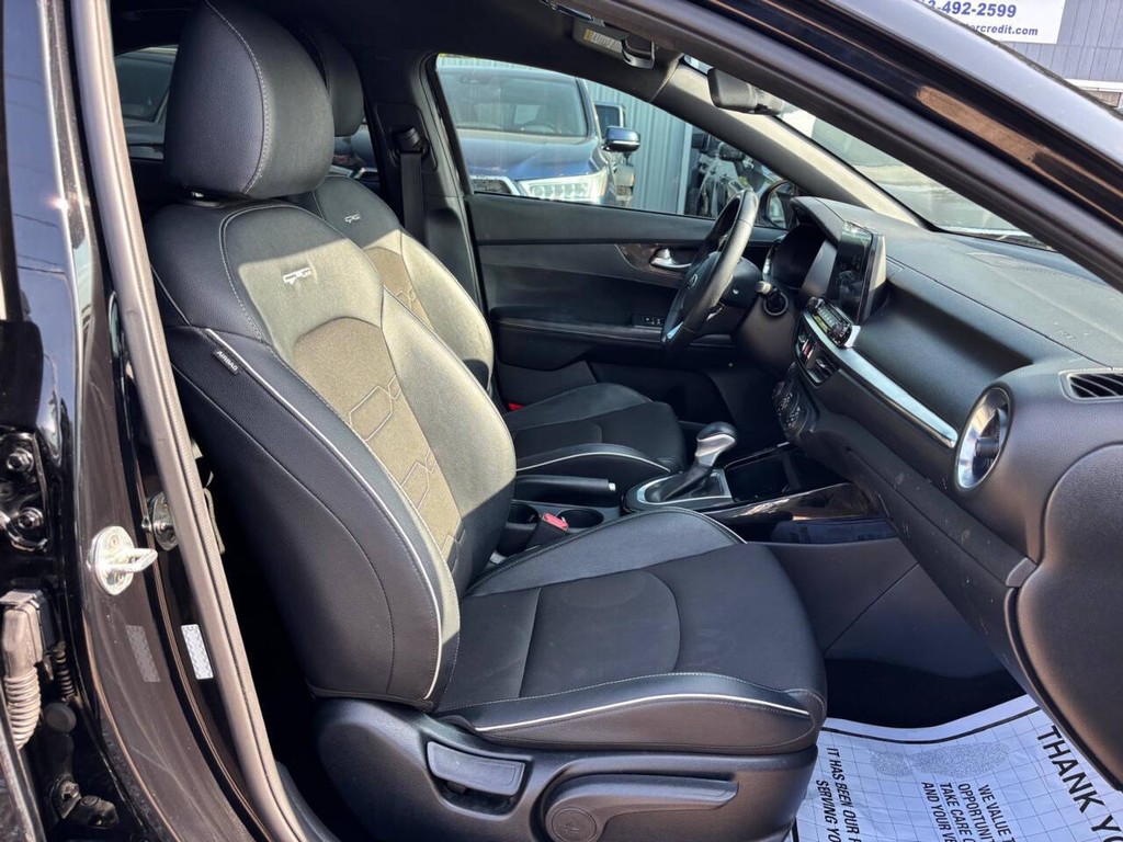 Kia Forte Vehicle Full-screen Gallery Image 12