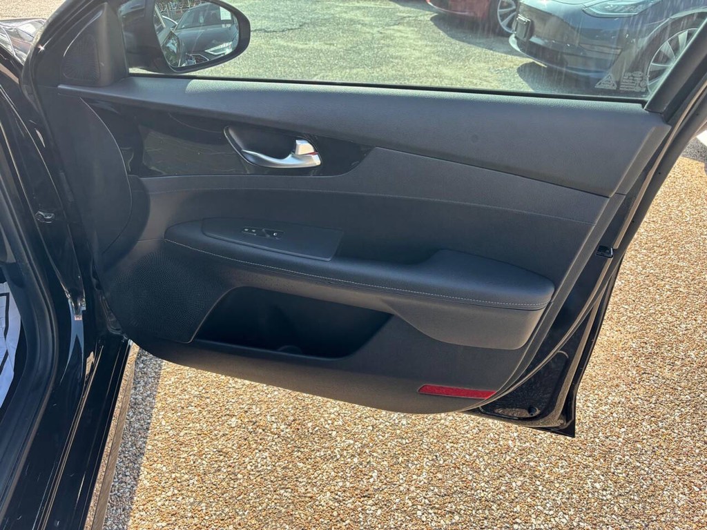 Kia Forte Vehicle Full-screen Gallery Image 13