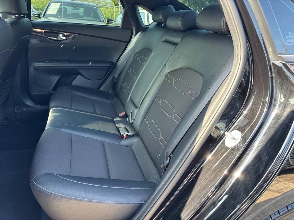 Kia Forte Vehicle Full-screen Gallery Image 14